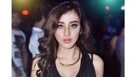 Junika Wijaya, model ini turut terseret terdaftar dalam katalog Alexis. Foto: Instagram/junikawijaya