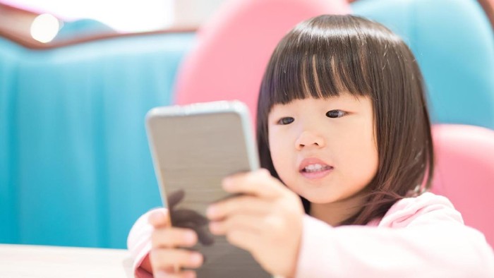 Ilustrasi anak dan gadget