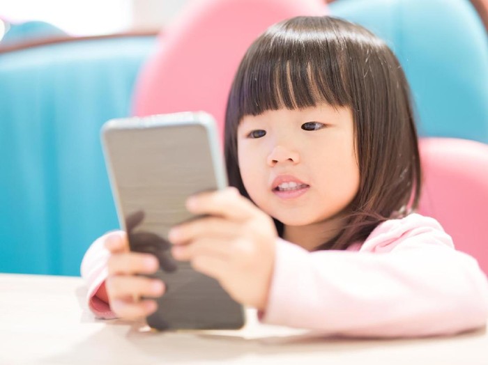 Ilustrasi anak dan gadget