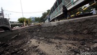 Tak terlihat aktivitas pembangunan trotoar.