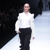 Koleksi busana siap pakai dari desainer Barli Asmara mengusung tema Press Play di Jakarta Fashion Week 2018, Senayan City, Jakarta, Kamis (26/10/2017). Foto: Mohammad Abduh/Wolipop