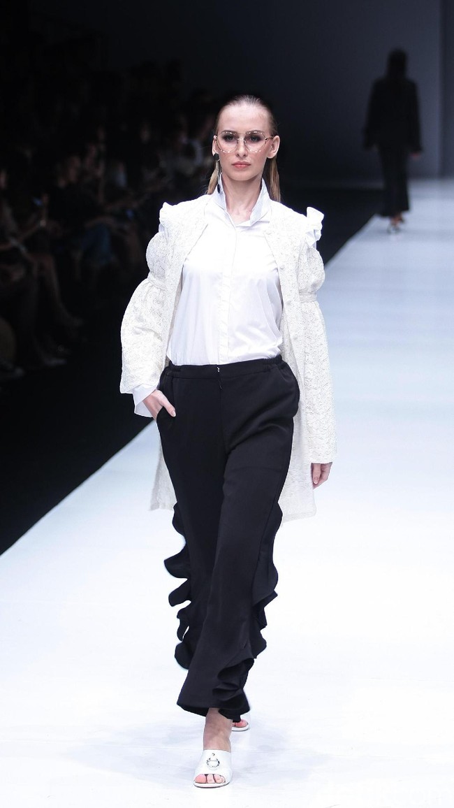 Koleksi busana siap pakai dari desainer Barli Asmara mengusung tema Press Play di Jakarta Fashion Week 2018, Senayan City, Jakarta, Kamis (26/10/2017). Foto: Mohammad Abduh/Wolipop