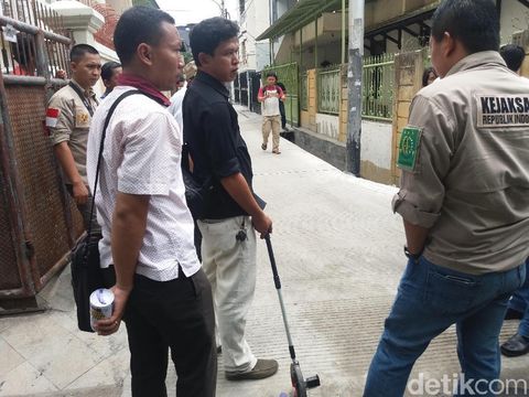  Tim Pengawal, Pengamanan Pemerintah dan Pembangunan Daerah (TP4D) Kejari Jakarta Barat bersama Sudin Bina Marga Jakbar mengecek proyek jalan di Grogol Petamburan, Rabu (8/11/2017)