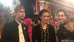 Foto: Selvi dan Gibran yang Sabar Saat Diajak Selfie