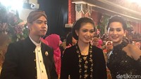 Dengan tersenyum, ibunda Jan Ethes itu berfoto bersama para tamu. Tak ketinggalan sang suami, Gibran. (Foto: Iin Yumiati/detikcom)
