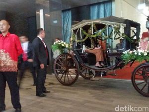 Warga Antusias Lihat Kirab Kereta Kencana Calon Menantu Jokowi