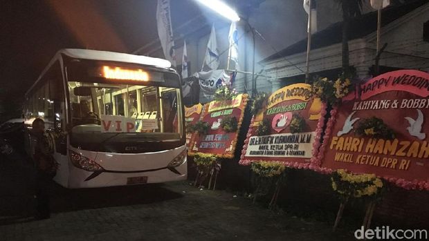 ada karangan bunga atas nama Fahri Hamzah