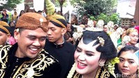 Berbeda dengan Kaesang yang berjalan kaki, Kahiyang-Bobby tampak menumpang mobil untuk menuju kediaman (Foto: Rosyid/detikcom)