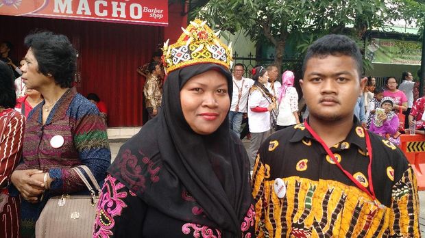 Khairun Nadiroh (35) dari Kabupaten Bulungan Kalimantan Utara menghadiri pernikahan Kahiyang-Bobby.