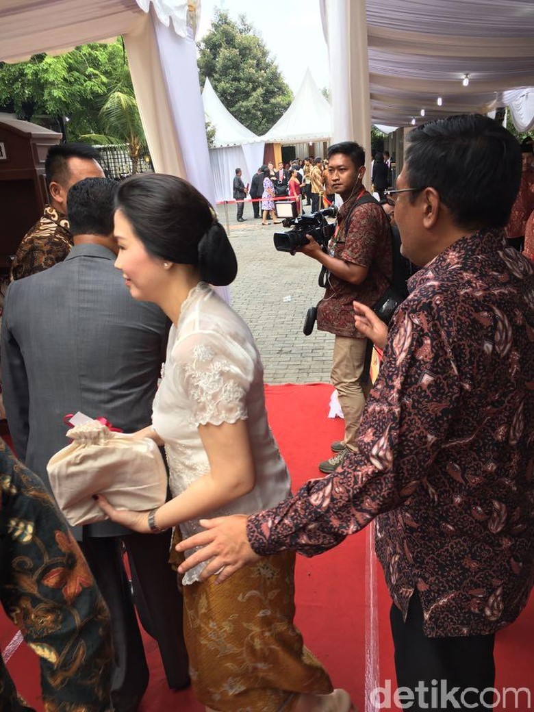 Begini Penampilan Veronica Istri Ahok Di Pernikahan Kahiyang Bobby