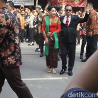 Sutiyoso memakai jas hitam dan dasi merah mengikuti warna kebaya kartini sang istri yang menambahkan selendang hijau untuk penampilannya. Foto: detikfoto