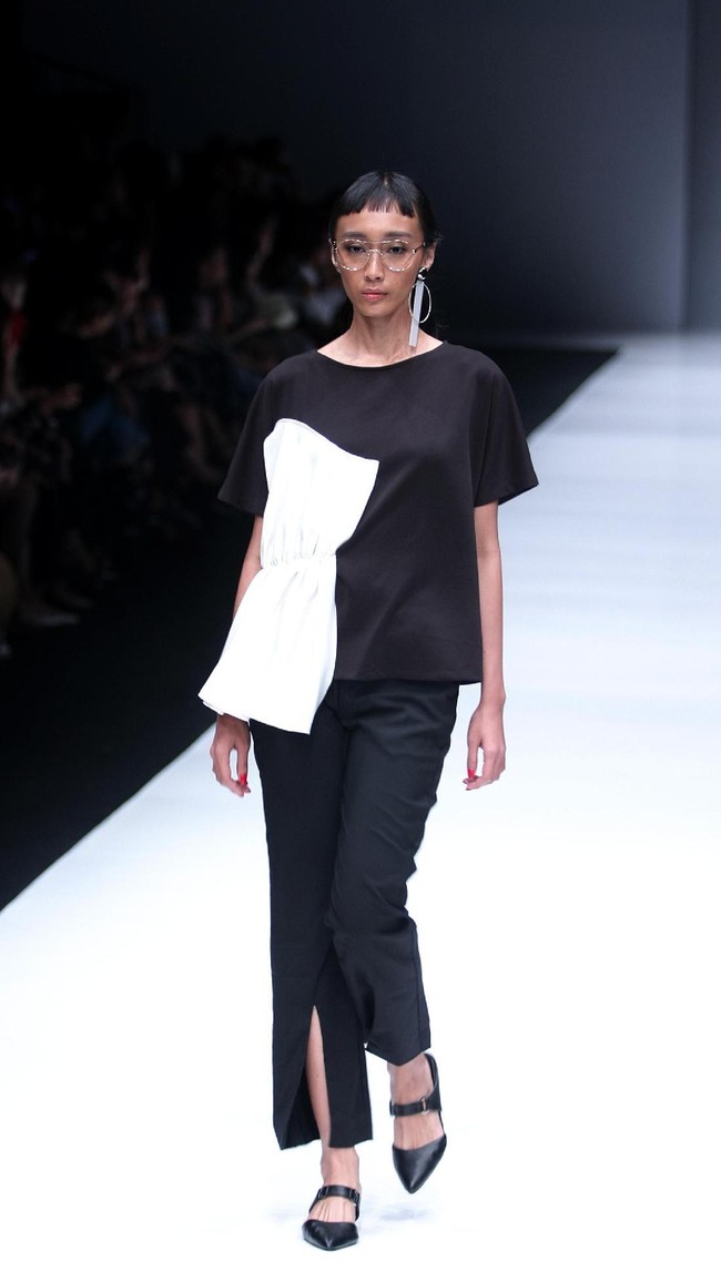Koleksi busana siap pakai dari desainer Barli Asmara mengusung tema Press Play di Jakarta Fashion Week 2018, Senayan City, Jakarta, Kamis (26/10/2017). Foto: Mohammad Abduh/Wolipop
