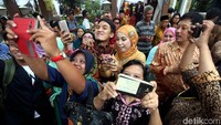 Desta pun tak luput jadi sasaran selfie.