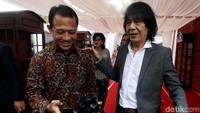 Musisi Ian Antono tiba di lokasi.