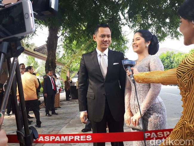 Pasangan lain yang tampil dengan nuansa busana senada adalah Agus Yudhoyono dan Annisa Pohan. Agus tampil gagah dengan setelan kemeja hitam dan dasi perak yang mengikuti warna kebaya berpayet Annisa rancangan Sapto Djojokartiko. Foto: detikfoto