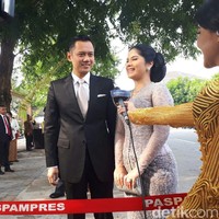 Pasangan lain yang tampil dengan nuansa busana senada adalah Agus Yudhoyono dan Annisa Pohan. Agus tampil gagah dengan setelan kemeja hitam dan dasi perak yang mengikuti warna kebaya berpayet Annisa rancangan Sapto Djojokartiko. Foto: detikfoto