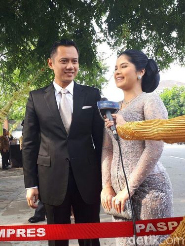 Annisa Pohan Cantik nan Elegan Berkebaya Silver di Pernikahan Kahiyang Ayu