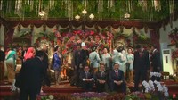 Pose di lantai pelaminan ini diawali oleh Mensesneg Pratikno, Seskab Pramono Anung, dan Menko Kemaritiman Luhut Panjaitan (Foto: Dok. CNN Indonesia TV)