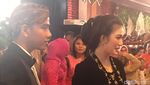 Foto: Selvi dan Gibran yang Sabar Saat Diajak Selfie