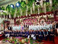 Menteri Kabinet Kerja foto sambil duduk di pelaminan di resepsi Kahiyang-Bobby 