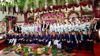 Menteri Kabinet Kerja kompak foto bersama di resepsi pernikahan Kahiyang-Bobby. Istri-istri mereka juga diajak. Ini hasil fotonya (Foto: Twitter Pramono Anung)