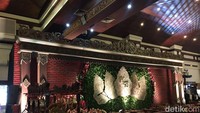 Sejumlah petugas gedung dan Paspamres berlalu lalang di lokasi. Melakukan persiapan.