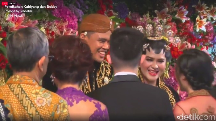 Akad-Resepsi Nonstop, Senyum Tetap Tak Lepas dari Kahiyang-Bobby