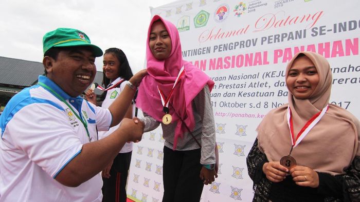 Wakil Ketua Panitia Pertandingan, Anwar Thaib (kiri) menyerahkan medali emas secara simbolis kepada pepanah putri Jawa Timur Bunga Arbela (kedua kanan) di Kejurnas Panahan 2017. (Ampelsa/Antara) Wakil Ketua Panitia Pertandingan, Anwar Thaib (kiri) menyerahkan medali emas secara simbolis kepada pepanah putri Jawa Timur Bunga Arbela (kedua kanan) di Kejurnas Panahan 2017. (Ampelsa/Antara)