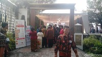 Tamu yang akan masuk harus melewati pintu pemindai (security door) yang dijaga oleh anggota Paspampres. Ada 9 pintu pemindai beserta alat X-Ray yang disediakan. (Ray Jordan/detikcom)