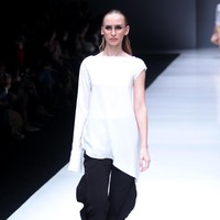Koleksi busana siap pakai dari desainer Barli Asmara mengusung tema Press Play di Jakarta Fashion Week 2018, Senayan City, Jakarta, Kamis (26/10/2017). Foto: Mohammad Abduh/Wolipop