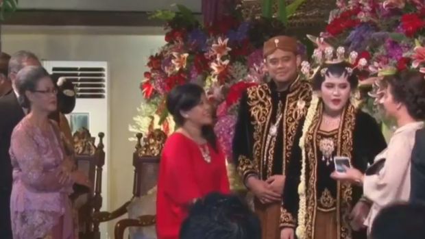 Kahiyang-Bobby jadi rebutan selfie tamu