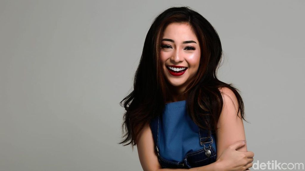 Mengintip Gaya Santai Nikita Willy di Apartemen Mewah Miliknya
