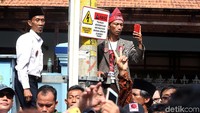 Ada juga yang mengabadikan iring-iringan kereta kencana menggunakan handphone.