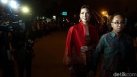 Raisa tampak cantik dengan busana merahnya.