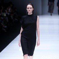 Koleksi busana siap pakai dari desainer Barli Asmara mengusung tema Press Play di Jakarta Fashion Week 2018, Senayan City, Jakarta, Kamis (26/10/2017). Foto: Mohammad Abduh/Wolipop