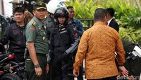 Petugas dengan peralatan lengkap juga disiagakan apabila terjadi situasi yang tidak diinginkan.