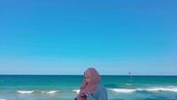 Kalau foto ini Ayana sedang berada di Pantai Gangwon. Gangwon merupakan sebuah provinsi di Korea Selatan. Letaknya ada di bagian timur laut negara itu dekat perbatasan Korea Utara (@xolovelyayana/Instagram)