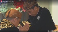 Jokowi dan Iriana terlihat mengucapkan sesuatu. Dalam prosesi ini, biasanya orang tua memberikan nasihat-nasihat khusus untuk kedua mempelai.