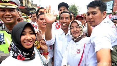 Foto: Heboh Jokowi KW Seliweran di Depan Gedung Pernikahan Kahiyang-Bobby