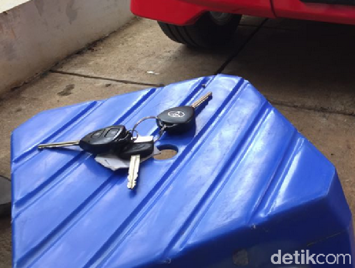 Kunci cadangan mobil