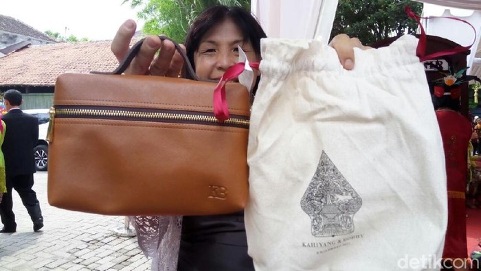 Suvenir Nikahan Kahiyang-Bobby: Tas Kecil Berinisial KB