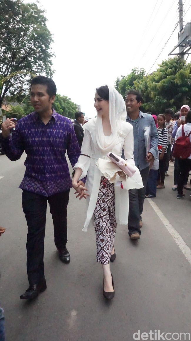 Istri Bupati Trengggalek Emil Dardak ini membuat tampilan kebaya siluet kutu baru tampil modern dengan lengan bell-sleeve dan pita di perut. Foto: Daniel Ngantung/Wolipop