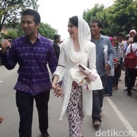 Istri Bupati Trengggalek Emil Dardak ini membuat tampilan kebaya siluet kutu baru tampil modern dengan lengan bell-sleeve dan pita di perut. Foto: Daniel Ngantung/Wolipop
