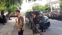 Ia tampak turun dari mobil dengan plat nomor RI 40