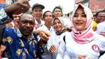 Foto: Heboh Jokowi KW Seliweran di Depan Gedung Pernikahan Kahiyang-Bobby