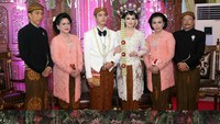 Beginilah perbedaan sesi foto dengan orang tua di pernikahan Kahiyang-Bobby dan Gibran-Selvi. Foto: dok detikcom/allseasonsphoto