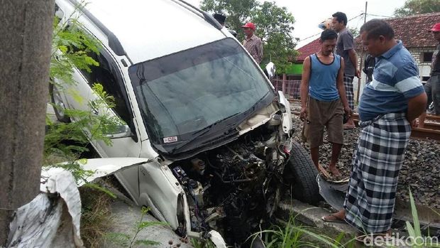  Mobil  Terserempet KA Maharani Dua Penumpang Lolos dari Maut