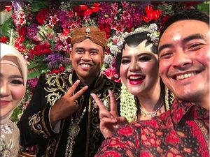Selfie 2 Jari Kahiyang-Bobby dengan Zumi Zola di Pelaminan