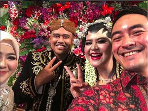 Selfie 2 Jari Kahiyang-Bobby dengan Zumi Zola di Pelaminan