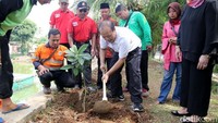 Anggota DPR RI Dapil 2 DKI Jakarta, Hidayat Nur Wahid (HNW) saat menyerap aspirasi warga dalam kunjungannya di masa reses DPR RI, ke Setu Mangga Bolong, Srengseng Sawah, Jakarta Selatan. Pool/PKS.